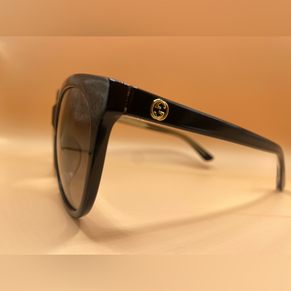 Gucci Black with gold logo Sunglasses. - Picture 5 of 9